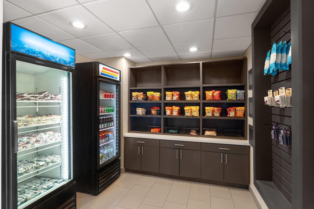 La Quinta Inn & Suites by Wyndham Fayetteville 13/59
