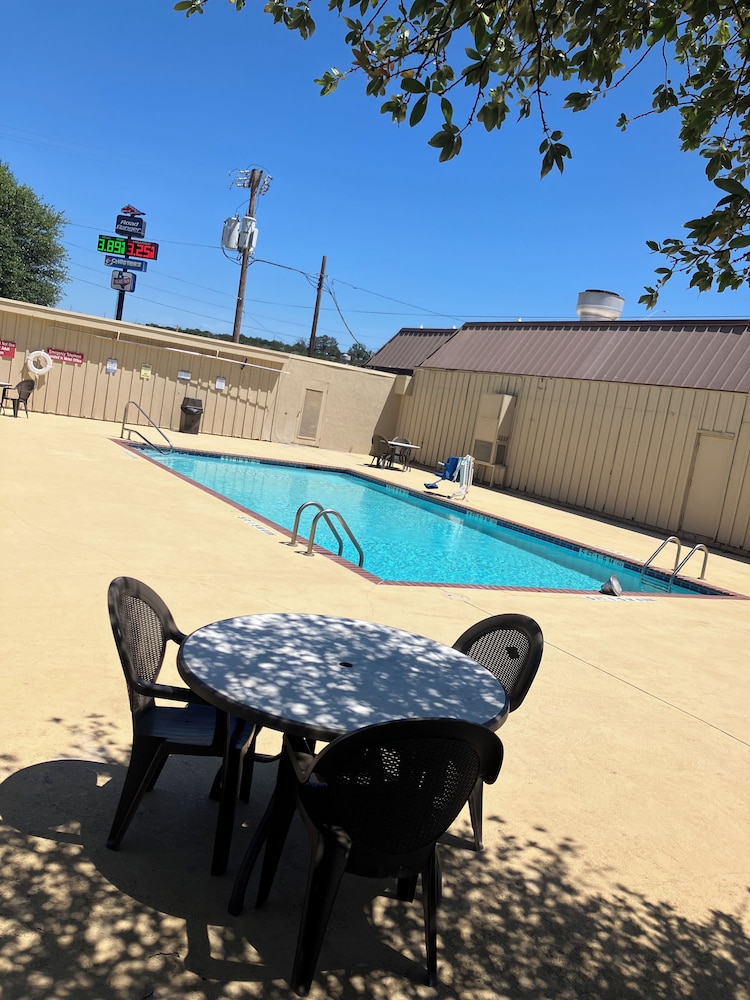 Econo Lodge Sonora, TX 49/60