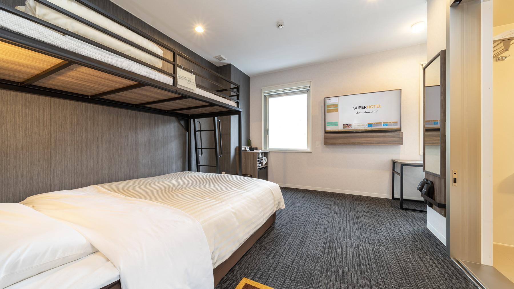 غرفة بسرير بطابقين لذوي الإعاقة