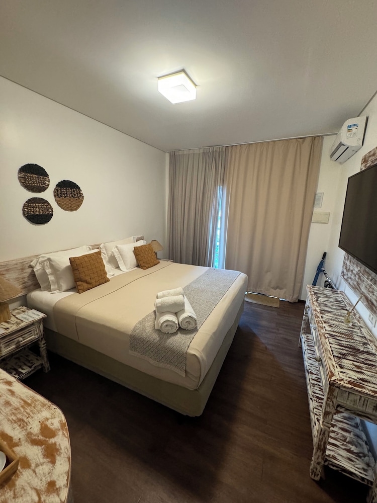 DELUXE, DOUBLE OR TWIN BED