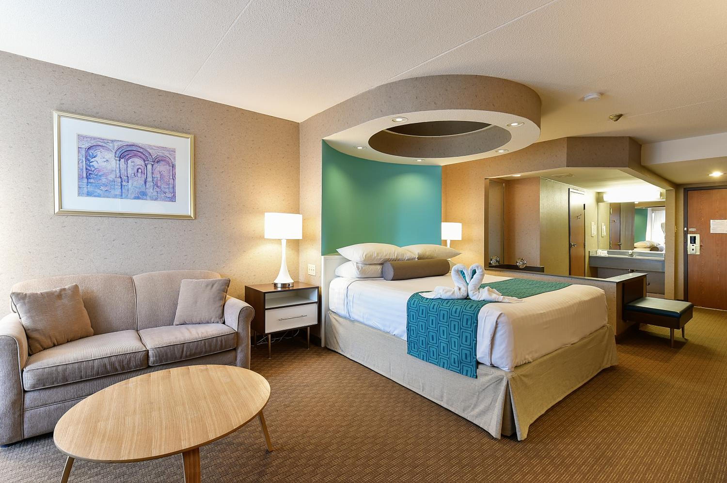 جناح سوبيريور بسرير كينج بجاكوزي، Howard Johnson Plaza by Wyndham by the Falls / Niagara Falls 2/4
