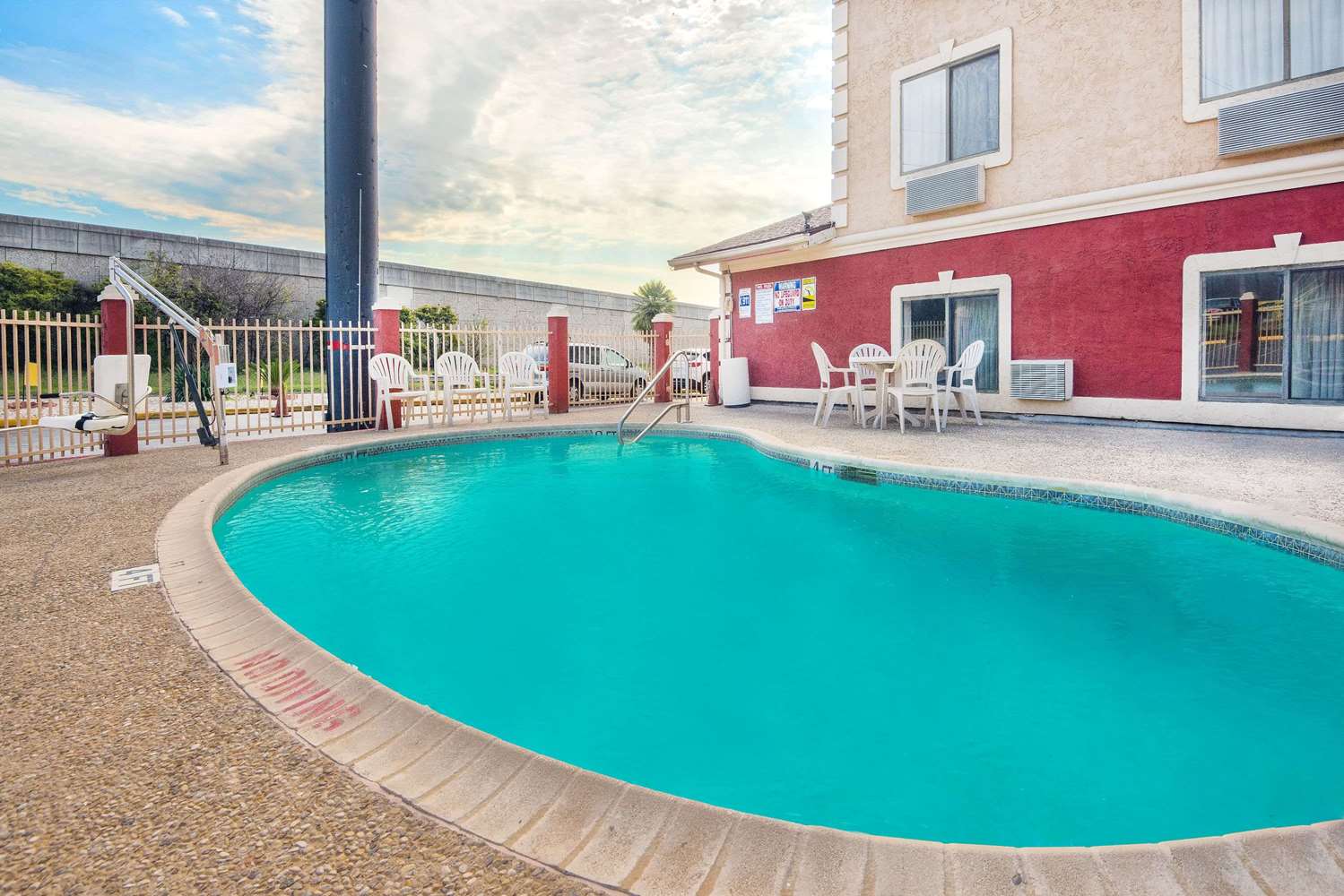 Super 8 by Wyndham San Antonio/I-35 North 7/9