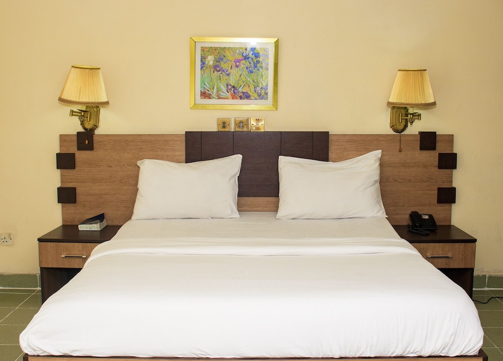 Bougainvillea Hotel 10/38