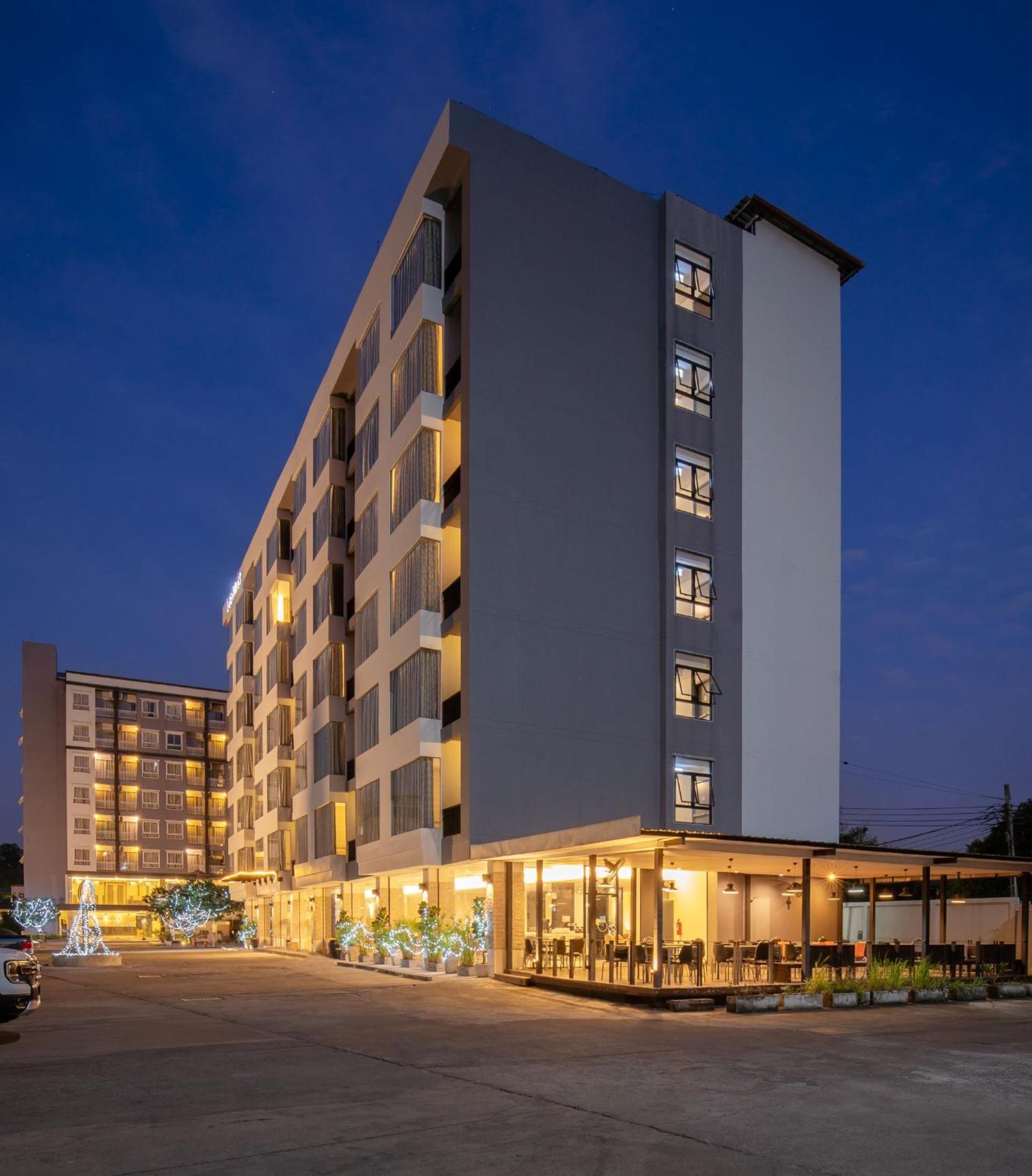 Leenova Hotel 8/50