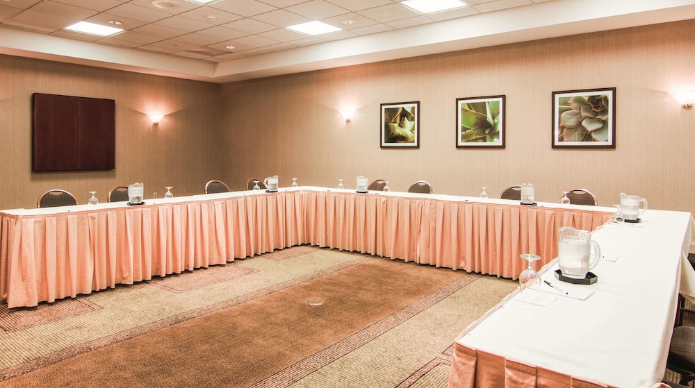 La Quinta Inn & Suites by Wyndham Bannockburn-Deerfield 16/56