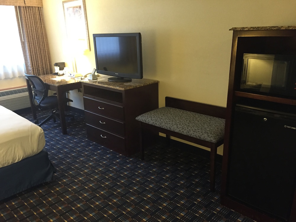 Best Western Plus Reading Inn & Suites 20/37