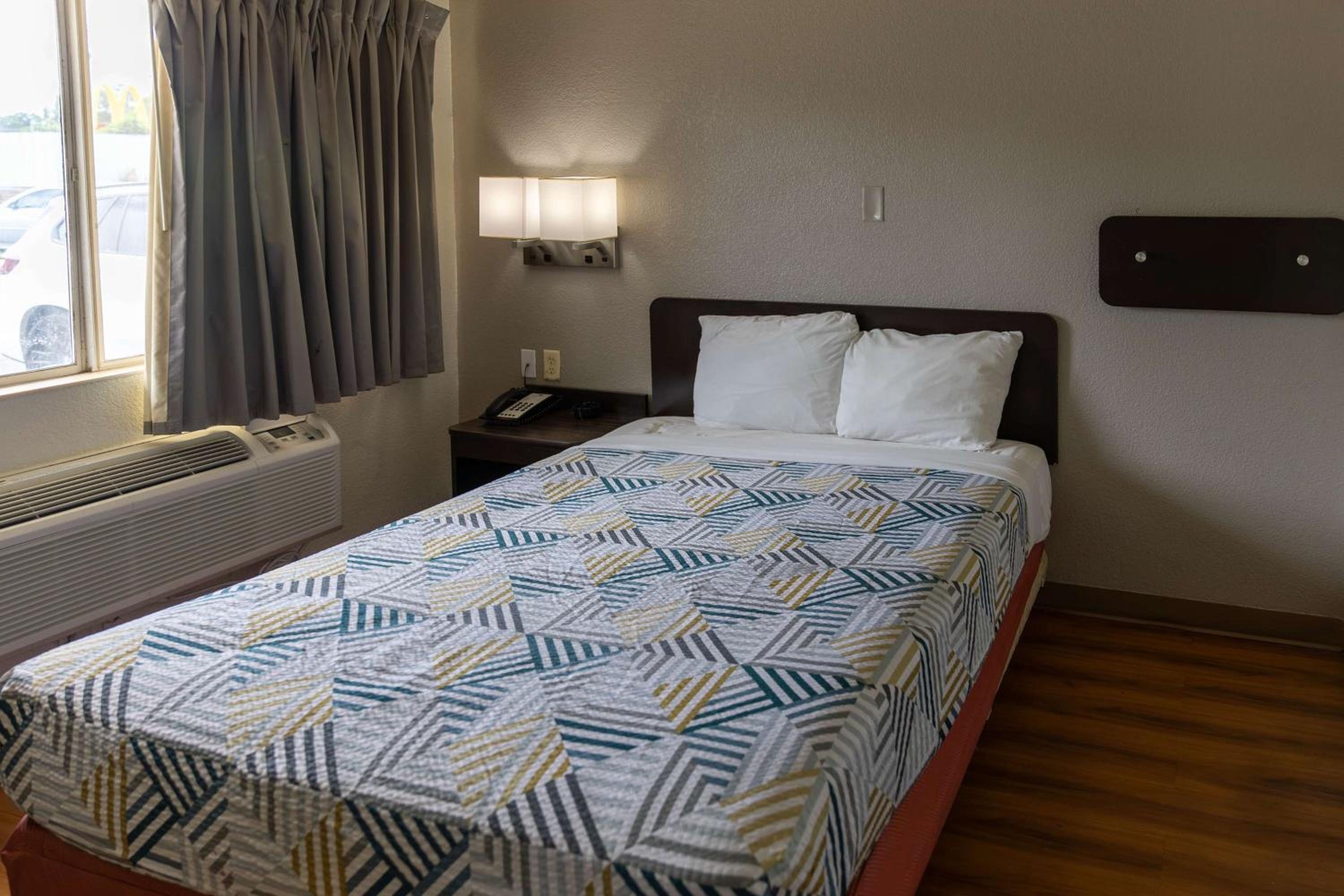 1 Queen Bed - Mobility Access Ri Shwr Nsmk, Motel6 Lufkin, TX 10/10