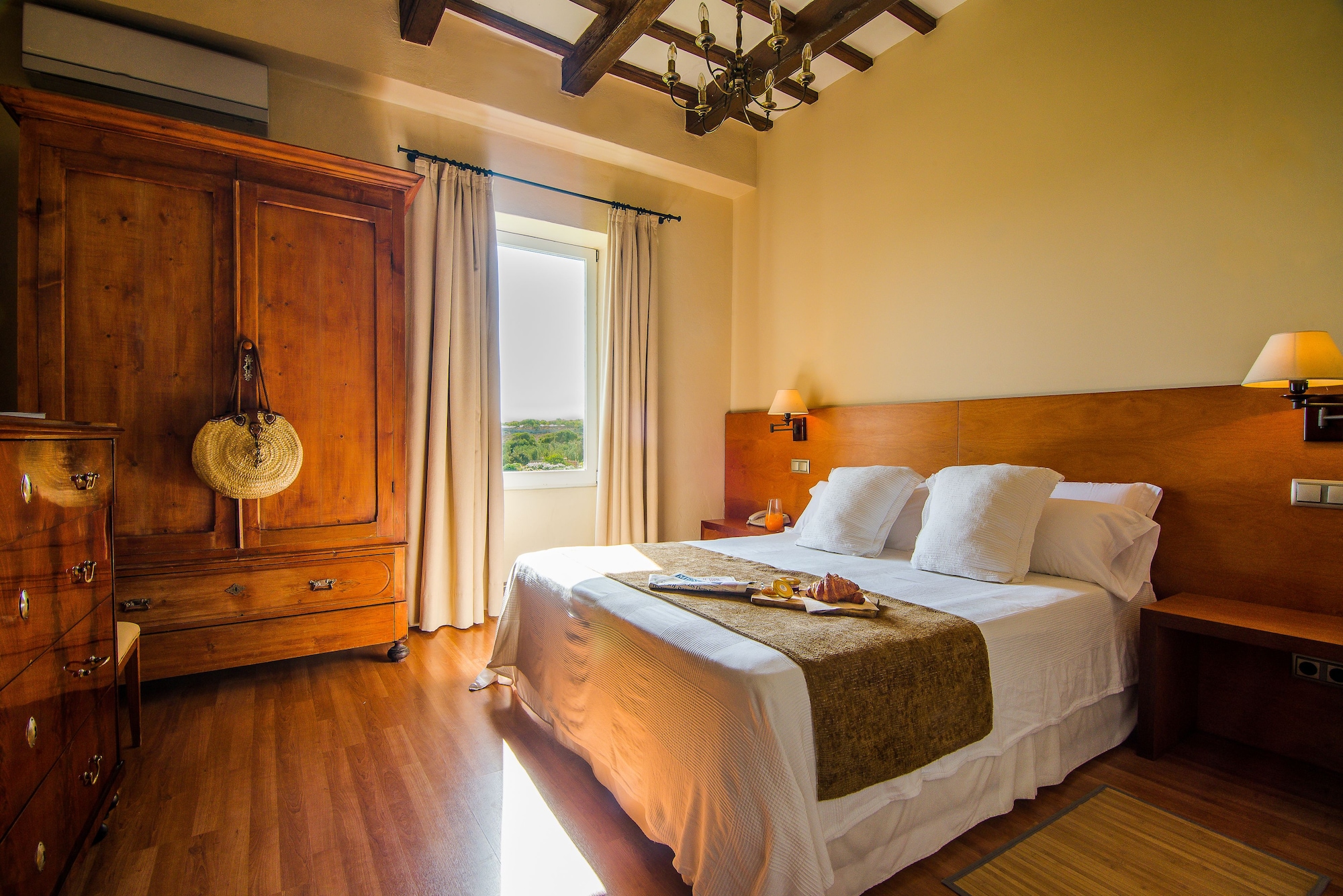 ROOM, DOUBLE BED