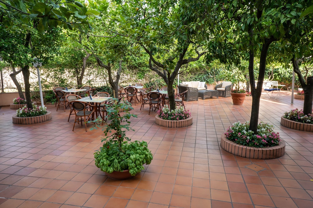 Hotel Regina Sorrento 69/72