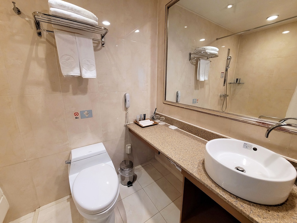 Ramada Hotel & Suites by Wyndham Seoul Namdaemun 56/61