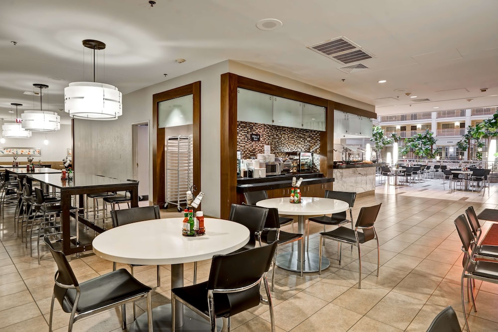 Embassy Suites by Hilton Chicago Downtown River North 55/78