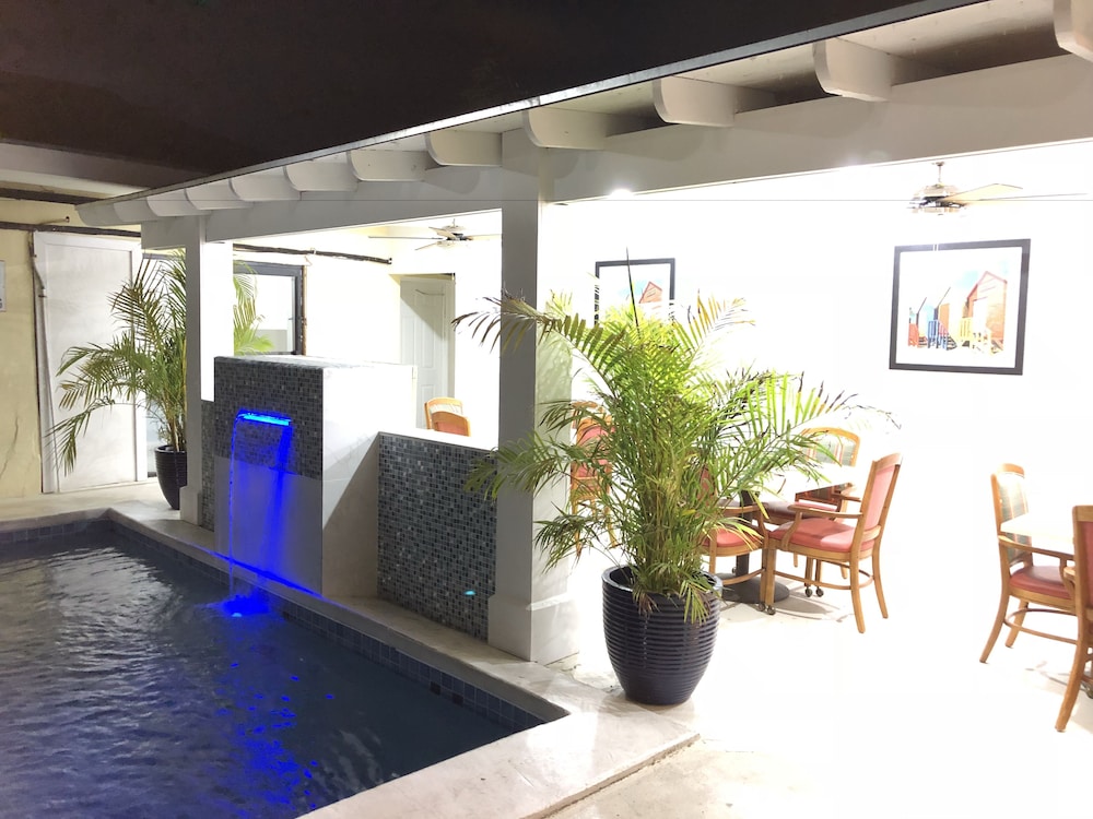 THE COLONY CLUB INN AND SUITES 32/55