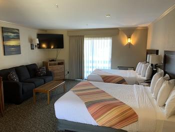 room, multiple beds, kitchenette