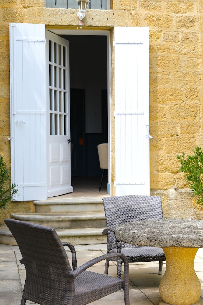 Host Du Chateau Des Fines Roches 18/40