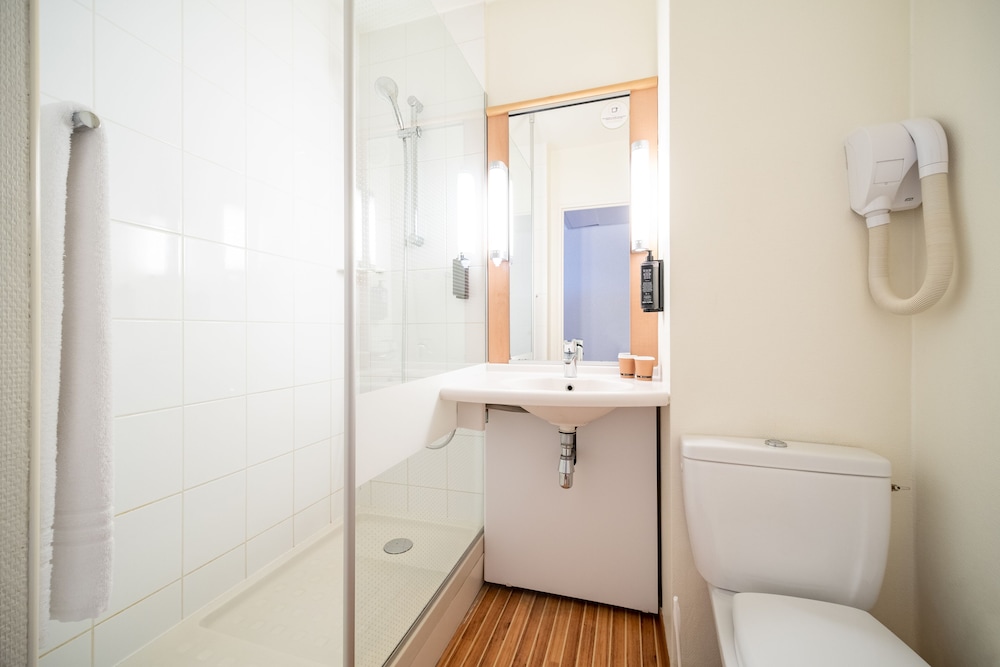 غرفة بسرير مزدوج لذوي الإعاقة، B&B HOTEL Amiens Centre Cathedrale 6/9