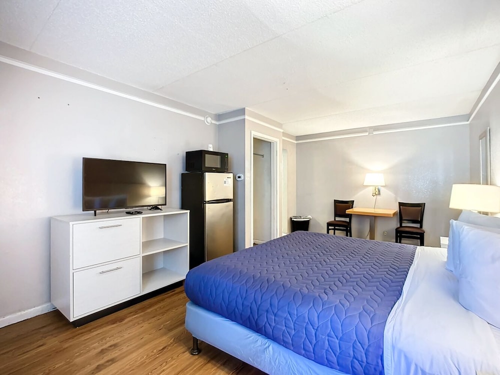 غرفة بسرير كينج للمدخنين، Motel 6 Jacksonville Fl Airport Area South 8/10