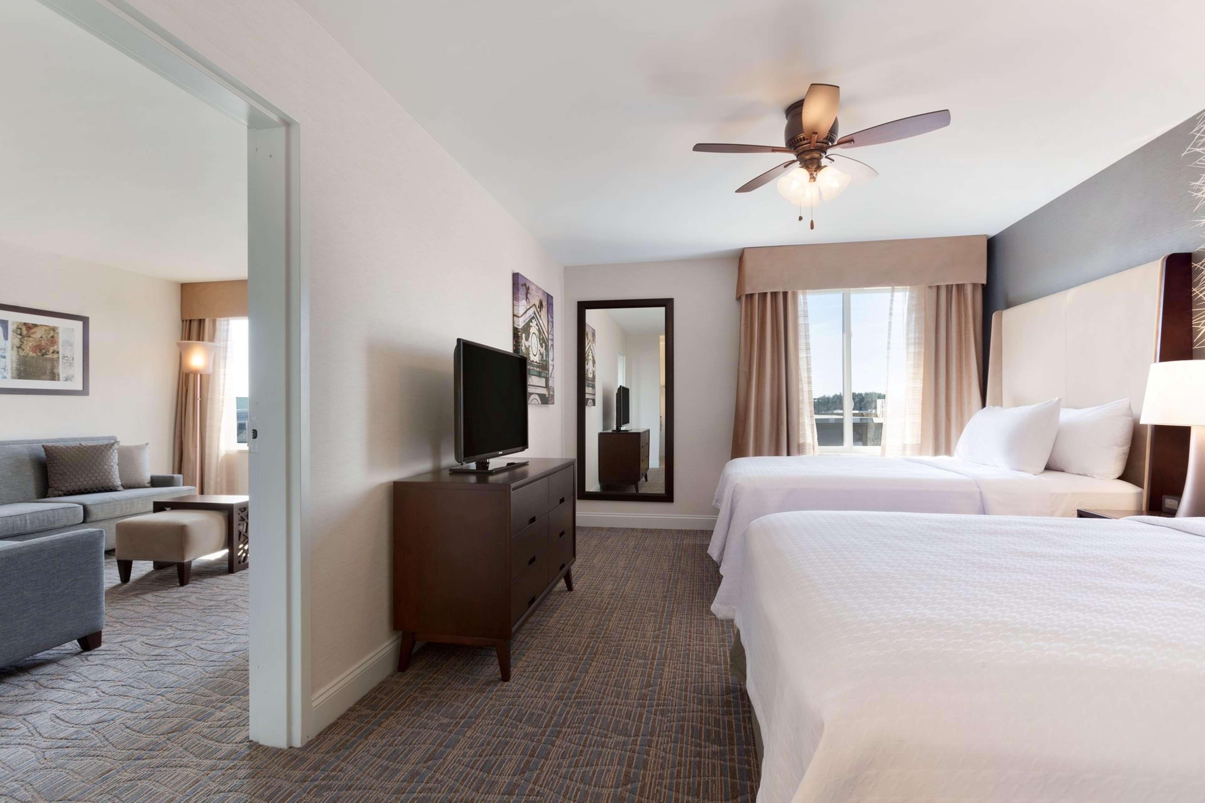 2 Bedrooms, Suite, 2 Bathrooms