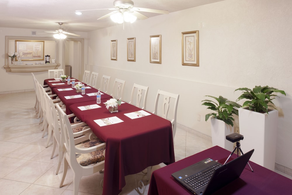 HOTEL AND SUITES QUINTA MAGNA 23/34