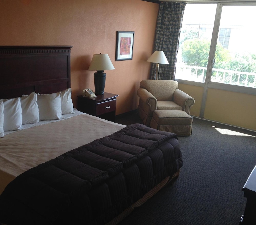 Ramada by Wyndham DFW Airport 13/39