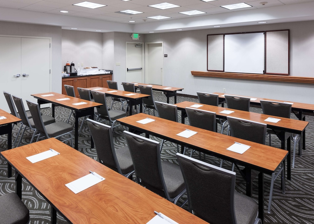 Hampton Inn And Suites Tulare 46/60