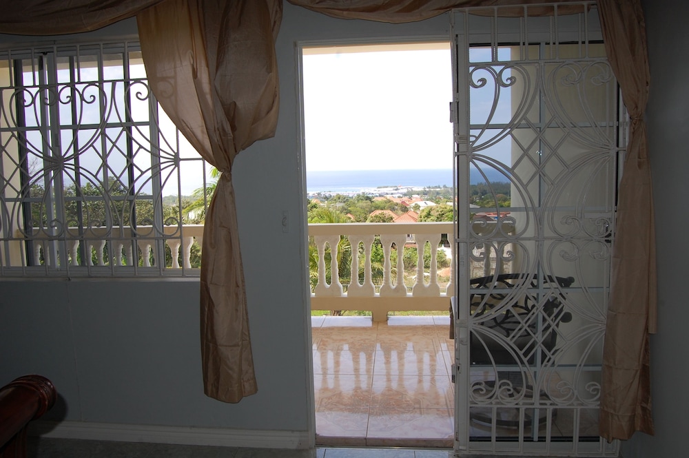 Celebrity Villa Jamaica 49/50