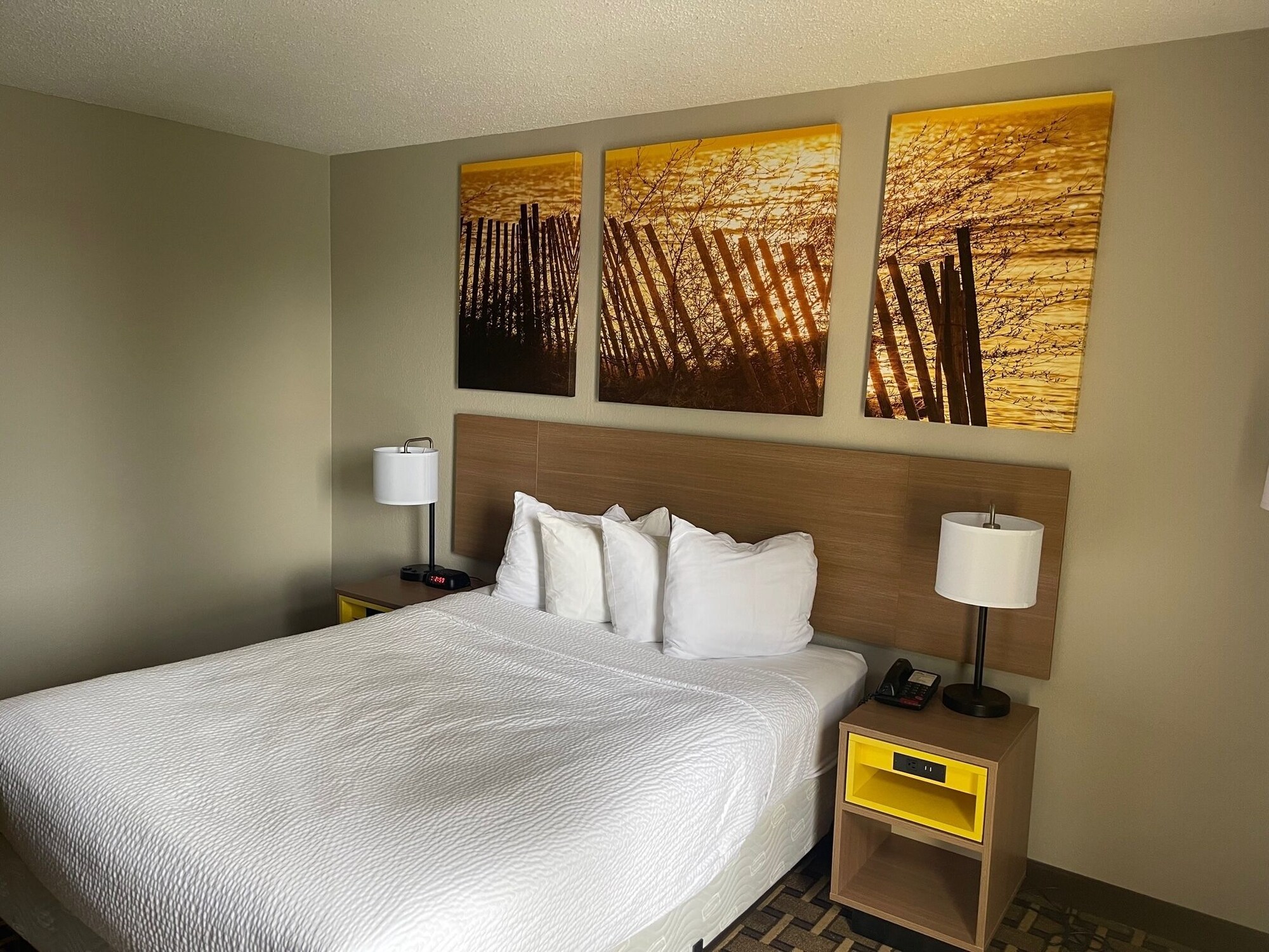 ROOM, QUEEN BED