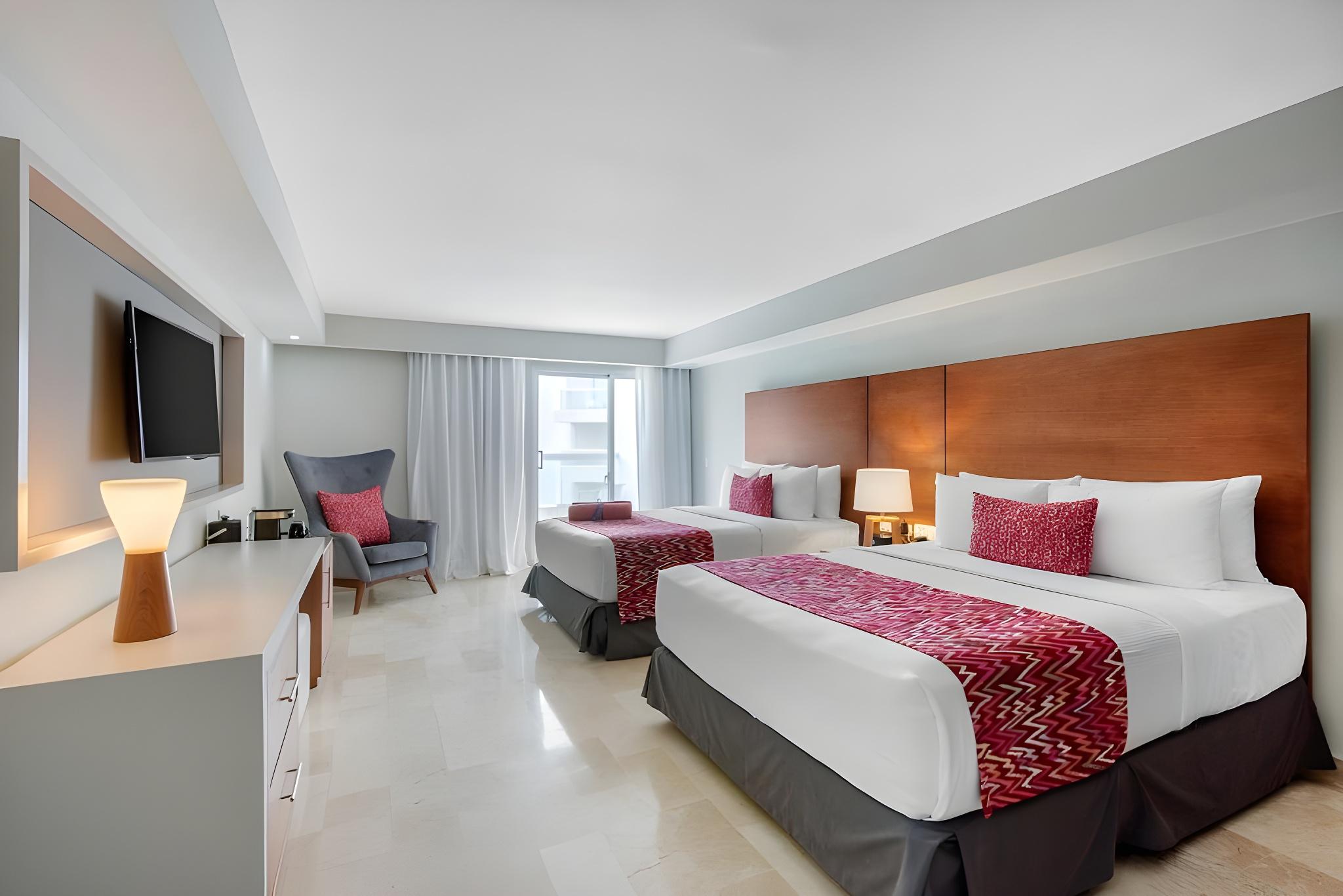 Junior Suite, 1 King and 2 Queen Beds, Adult Only