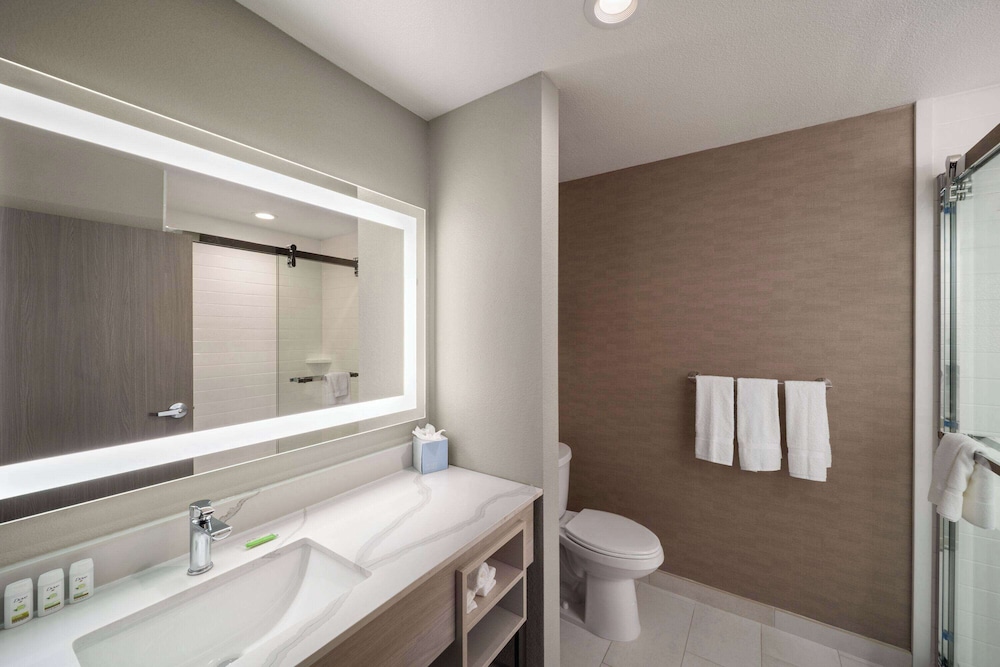 La Quinta Inn & Suites by Wyndham DeSoto 43/44
