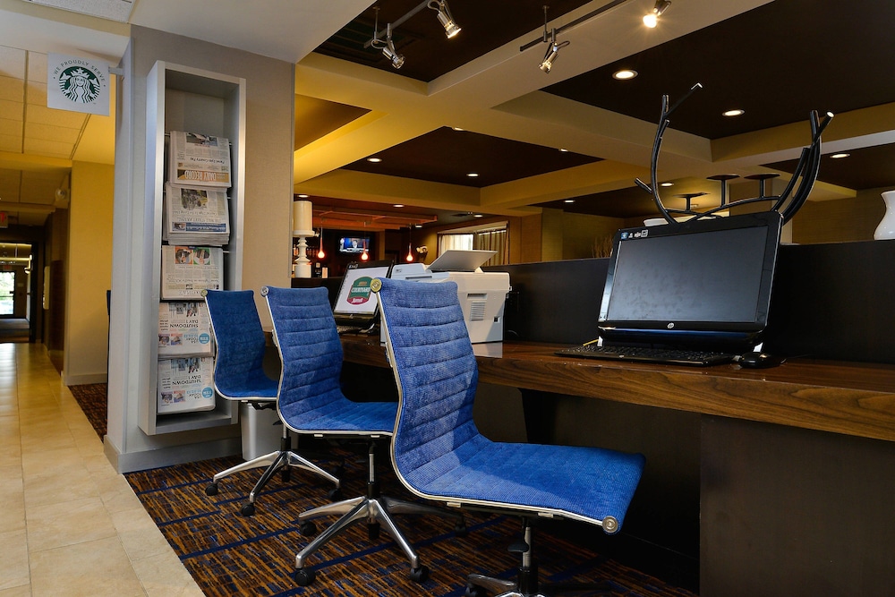 Courtyard By Marriott Bentonville 41/42