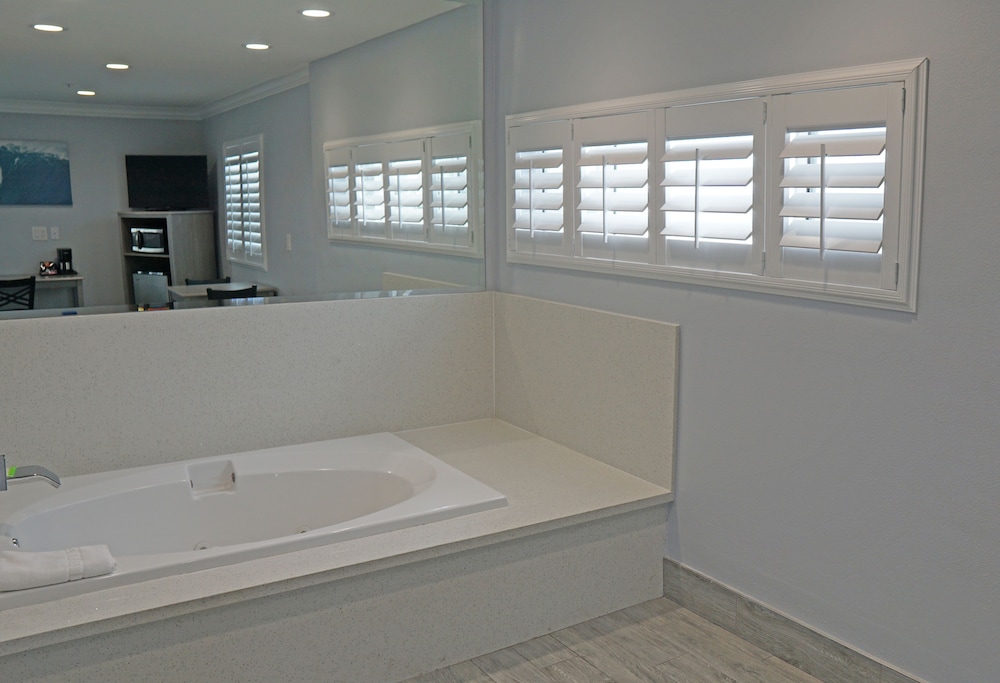 Surf City Inn 3/44