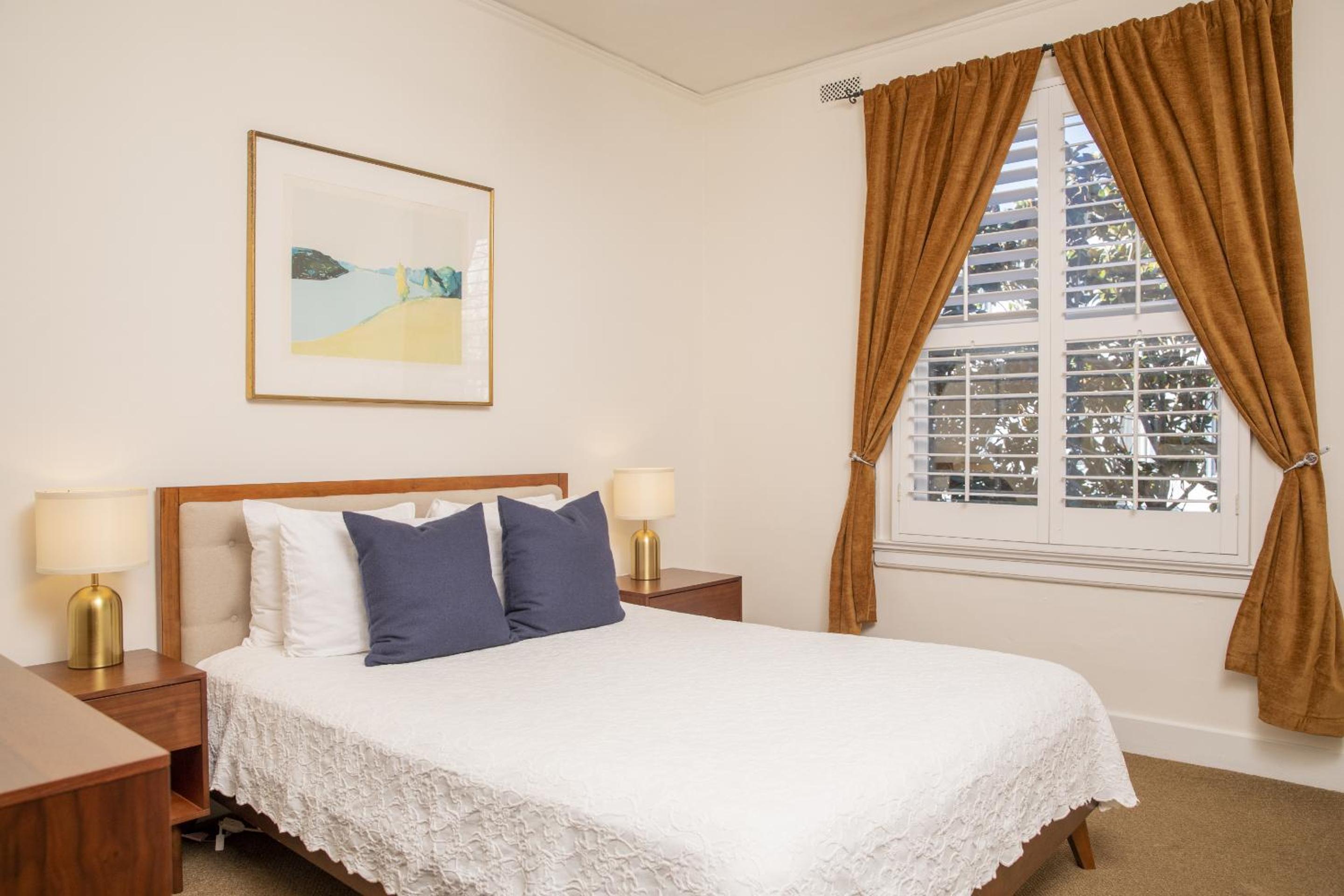 Standard, Queen Bed