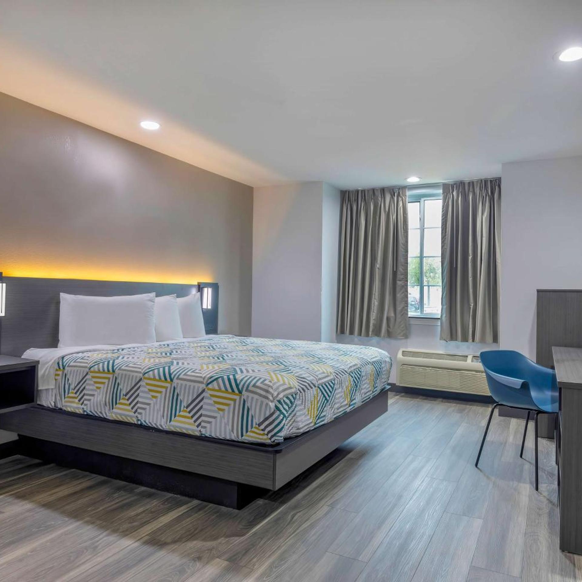 ROOM, KING BED