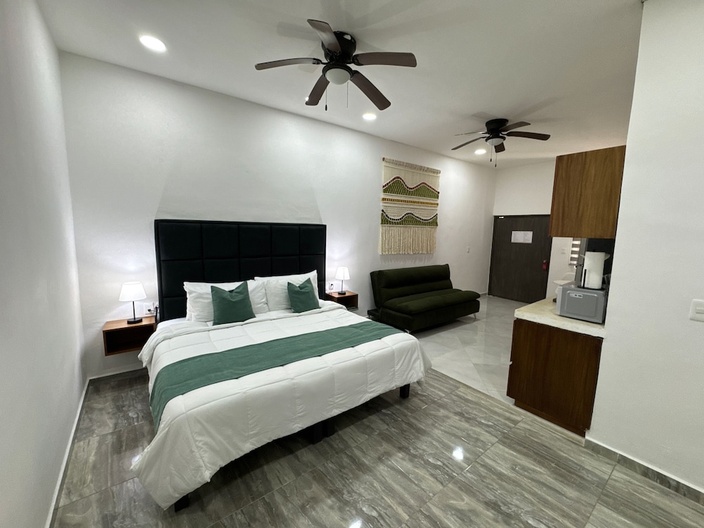 SUITE, KING BED, SOFA