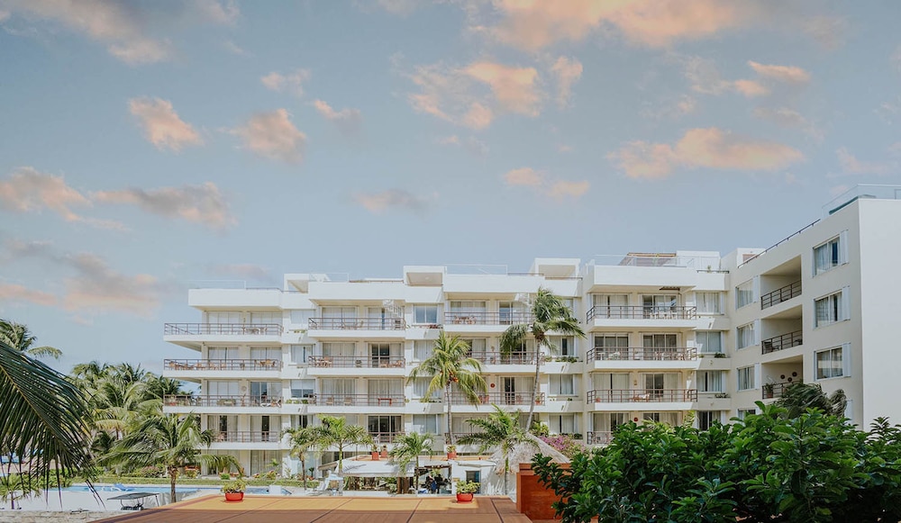 Ixchel Beach Hotel 1/50