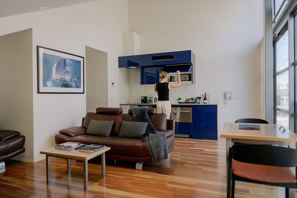 Salamanca Wharf Hotel 54/66