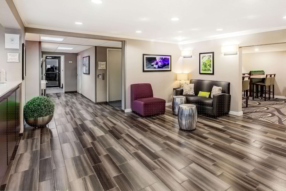 La Quinta Inn & Suites by Wyndham Houston Baytown East 32/47