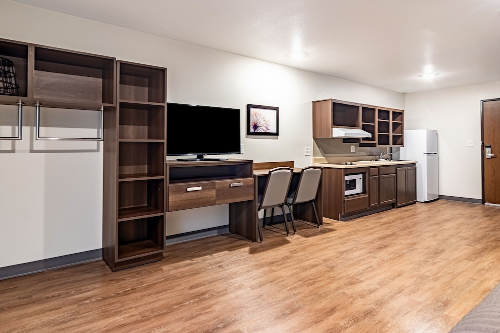 WoodSpring Suites Toledo Maumee 11/17