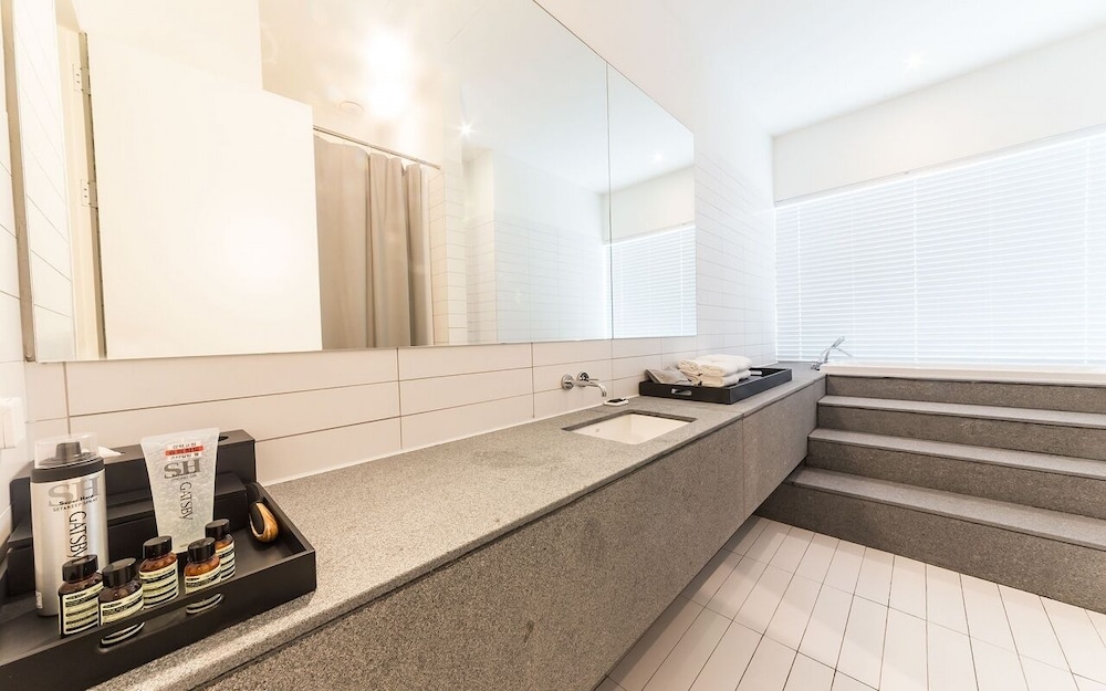Hotel 498 42/42