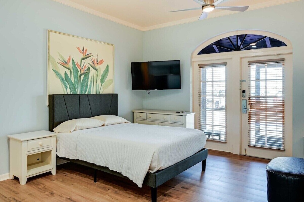 SUPERIOR, COTTAGE, KING BED