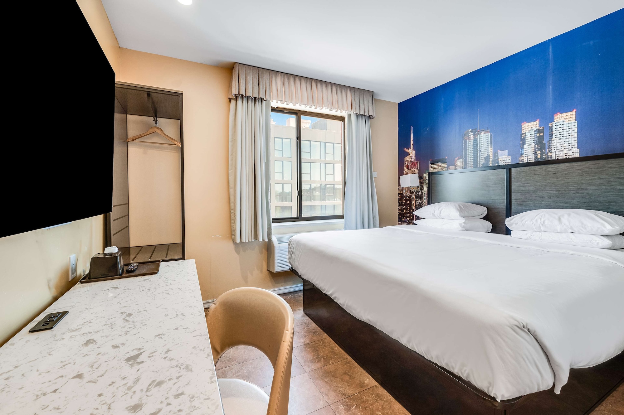 ROOM, KING BED