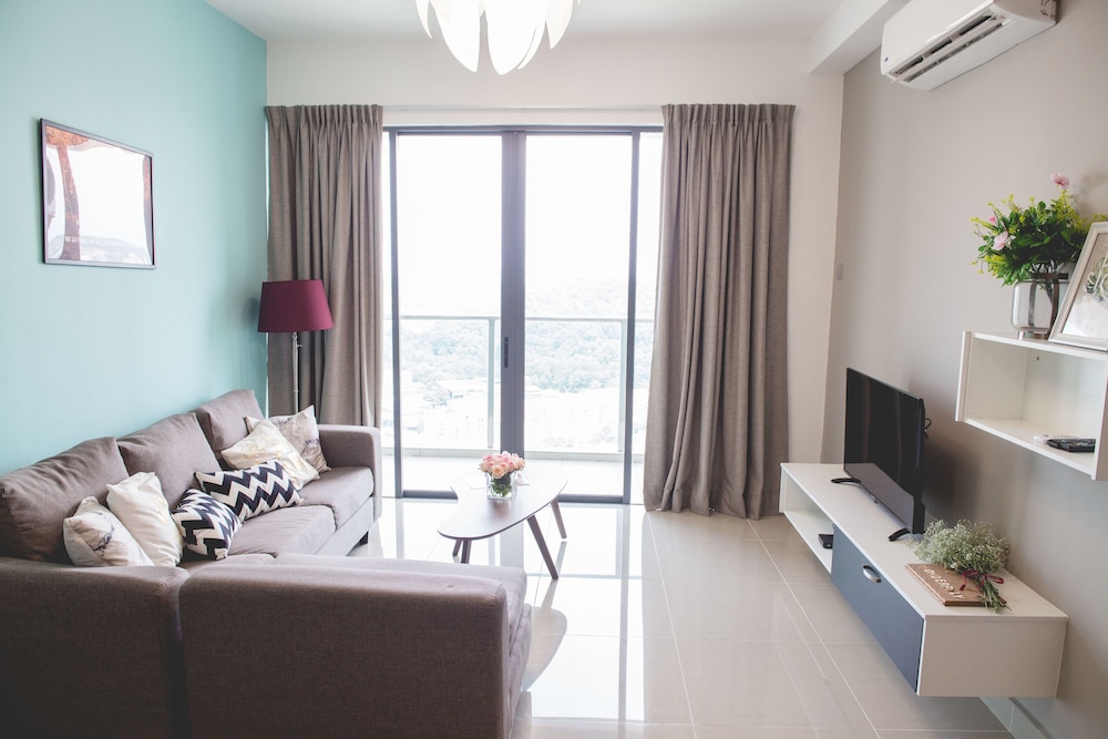 One Amerin Mall & Suites 18/50