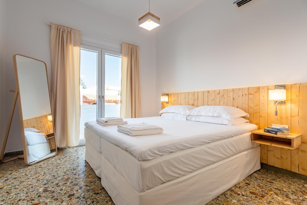 White Rock Milos Suites 15/55