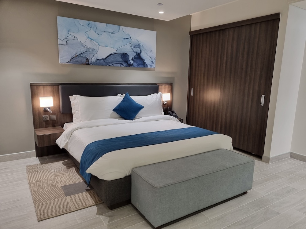 Citadines Al Ghubrah Muscat 12/48