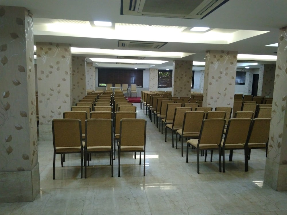 HOTEL MAHARANA INN 35/50