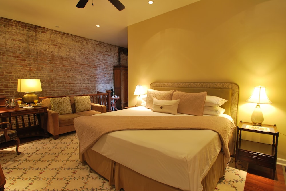 Grand Center Inn 2/37