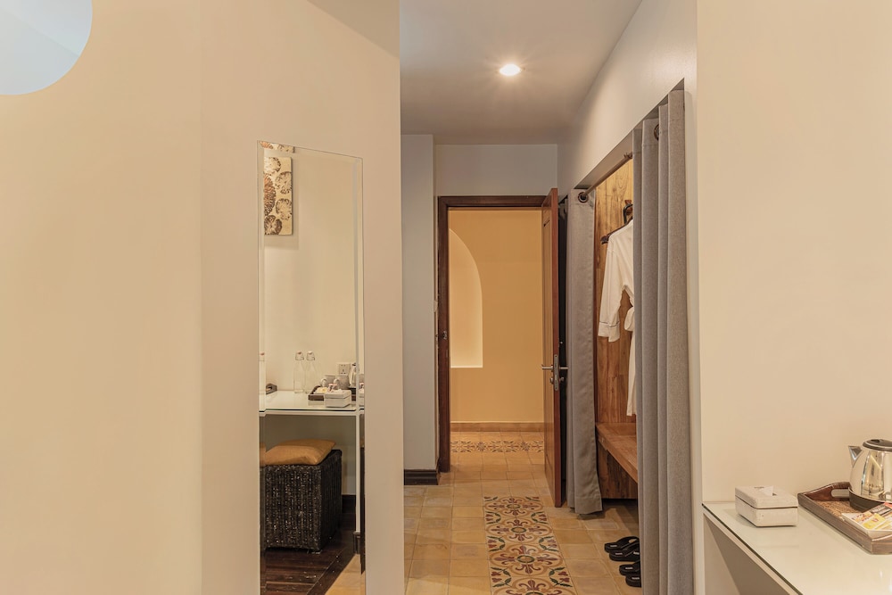 Pavillon D Orient Boutique Hotel 47/50
