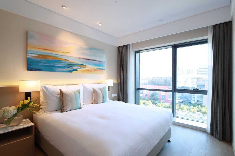 1 BEDROOM, KING BED