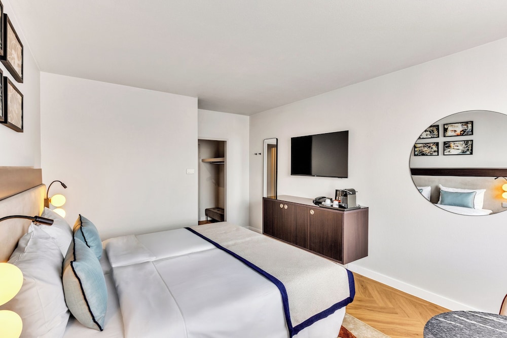 Executive, Queen Bed