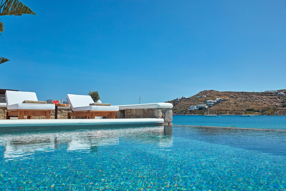 Mykonos Waves Beach House Suites 3/44