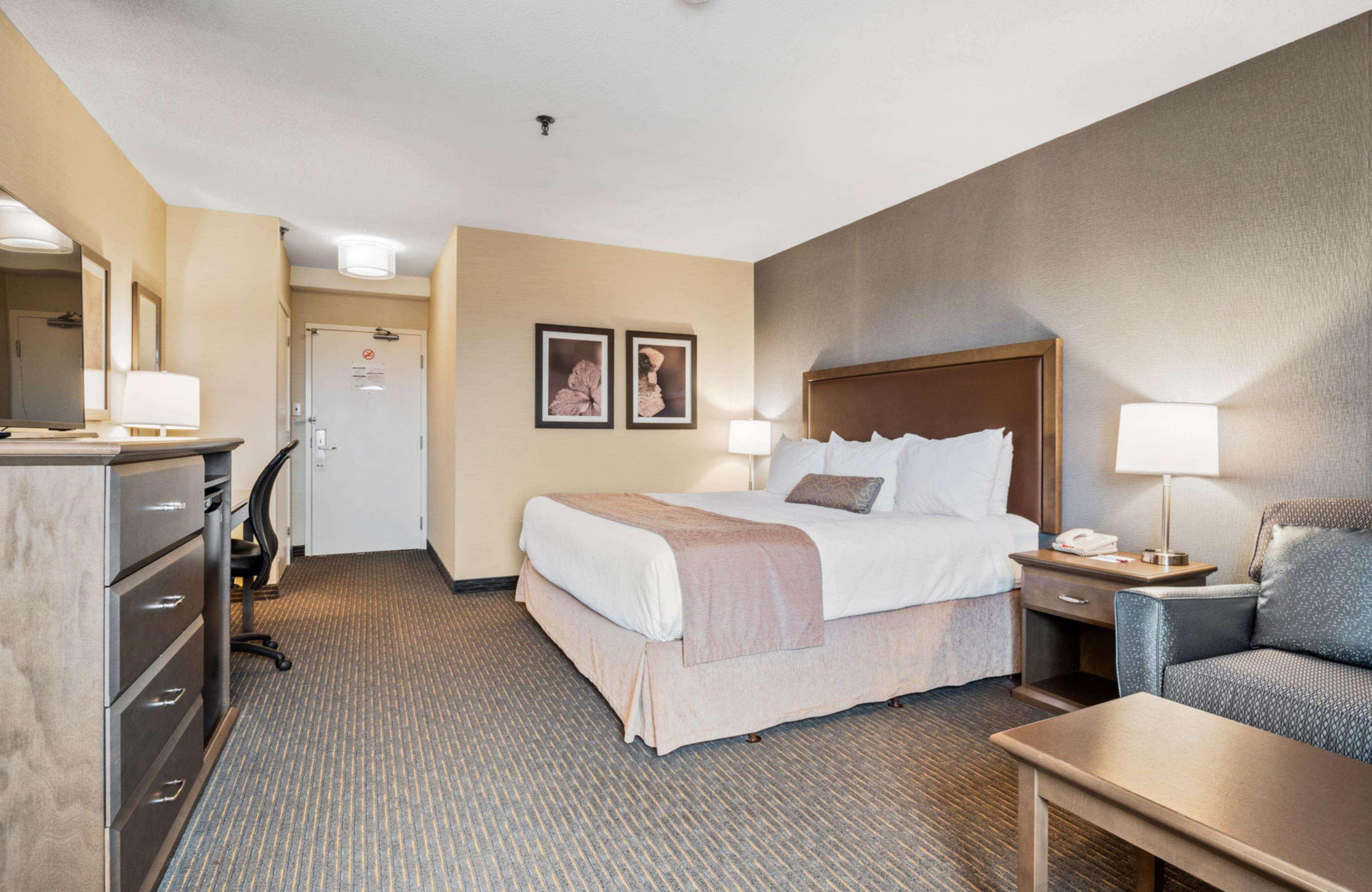 Tower, King Bed, Jetted Tub